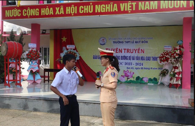 Lực lượng CSGT Quảng Nam xử phạt nhiều trường hợp học sinh vi phạm trận tự ATGT - Ảnh 2.