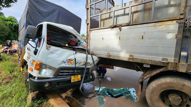 Tránh ô tô con, hai xe tải tông nhau khiến tài xế mắc kẹt trong cabin - Ảnh 1.