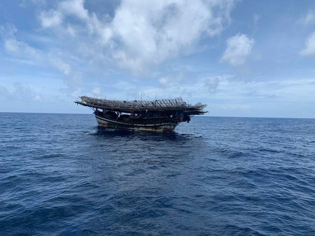 Xuyên đêm cứu nạn thuyền viên bị tai biến trên vùng biển quần đảo Trường Sa - Ảnh 2.