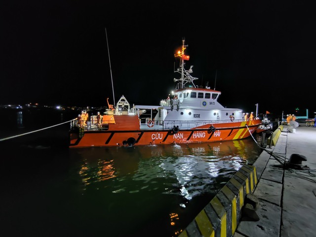 Xuyên đêm cứu nạn thuyền viên bị tai biến trên vùng biển quần đảo Trường Sa - Ảnh 5.