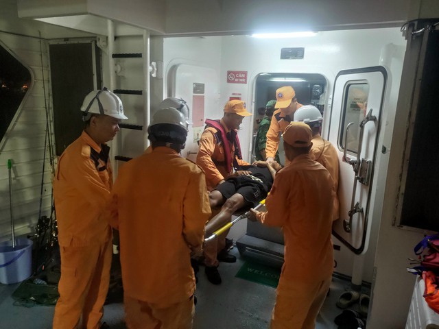 Tàu SAR 273 khẩn cấp về bờ, cứu ngư dân đau ruột thừa trên tàu cá Quảng Nam - Ảnh 1.