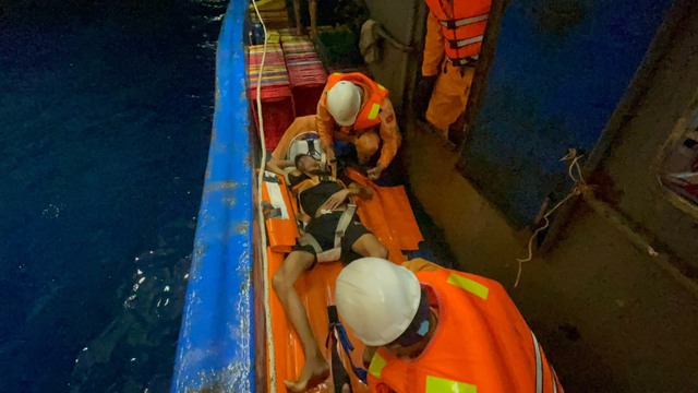 Tàu SAR 273 khẩn cấp về bờ, cứu ngư dân đau ruột thừa trên tàu cá Quảng Nam - Ảnh 3.