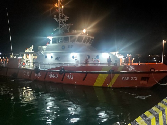 Tàu SAR 273 khẩn cấp về bờ, cứu ngư dân đau ruột thừa trên tàu cá Quảng Nam - Ảnh 4.