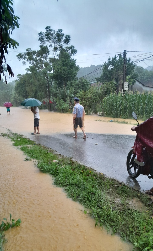 Mưa to dồn dập trên QL70 đoạn qua huyện Bảo Thắng làm ngập sâu nhiều đoạn trên tuyến - Ảnh 1.