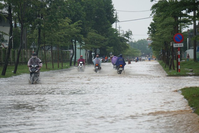 Mưa lớn khiến nhiều tuyến đường ở TP. Huế, TP. Đà Nẵng ngập cục bộ - Ảnh 10.