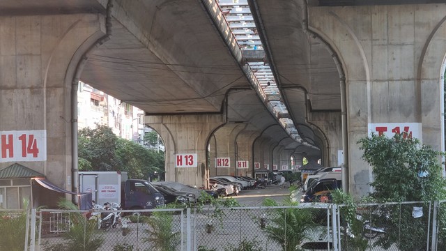 Ba mối lo khi gầm cầu ở Hà Nội được tận dụng để trông giữ xe - Ảnh 3.