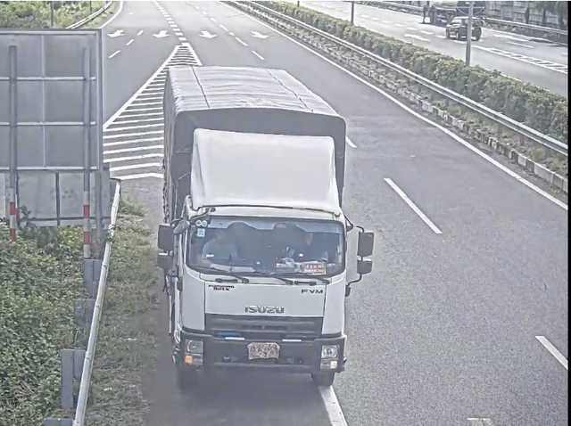 CSGT xử phạt xe tải và container đi lùi trên cao tốc TP.HCM – Long Thành - Dầu Giây - Ảnh 1.