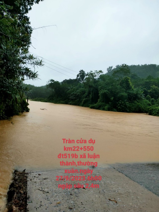 Thanh Hóa: Nhiều tuyến đường bị ngập sâu, sạt lở do mưa lớn nhiều ngày - Ảnh 1.