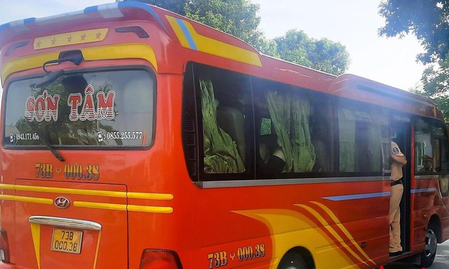 Phát hiện xe khách 29 chỗ chở 38 người từ Quảng Bình vào Huế trên QL1 - Ảnh 1.