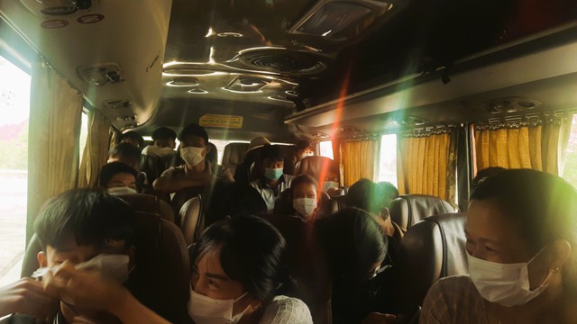 Phát hiện xe khách 29 chỗ chở 38 người từ Quảng Bình vào Huế trên QL1 - Ảnh 2.