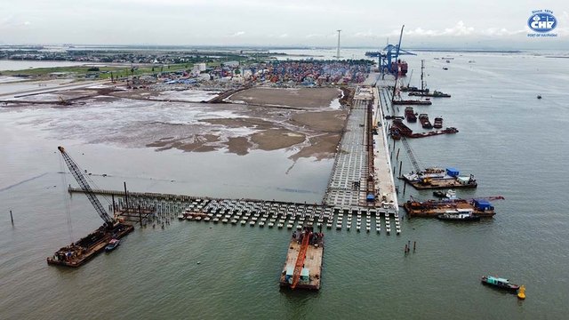 Cận cảnh thi công hai bến container gần 7.000 tỷ tại Lạch Huyện, hạng mục san lấp đạt 90% - Ảnh 3.