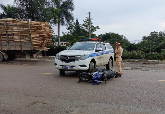 Xe máy va chạm với xe CSGT, một thanh niên ở Quảng Nam tử vong- Ảnh 1.