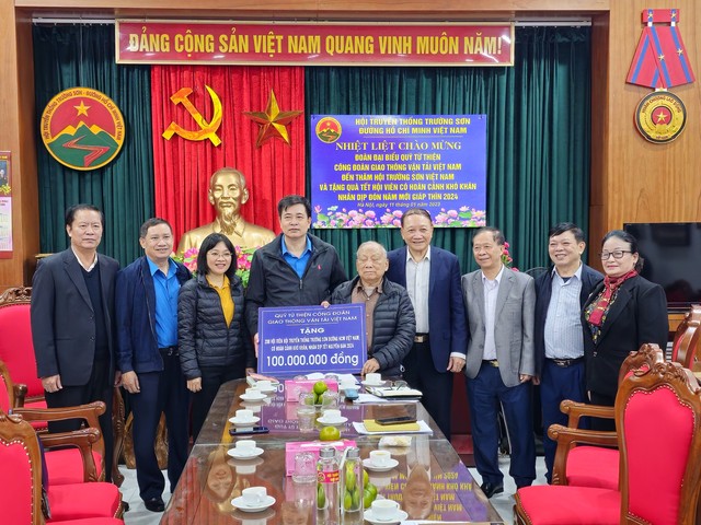 Công đoàn GTVT Việt Nam hỗ trợ 300 triệu đồng cho cựu TNXP, cựu chiến binh gặp khó khăn- Ảnh 1.