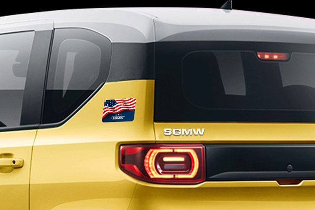 Decal dán bên hông sau xe có hình Quốc kỳ Mỹ là điểm nhận diện khiến giới truyền thông phản ứng tiêu cực.