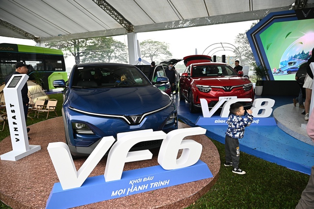 Gian hàng VinFast tại triển lãm xe điện hoá 2024.  Chính thức diễn ra Triển lãm Xe điện hoá đầu tiên tại Việt Nam