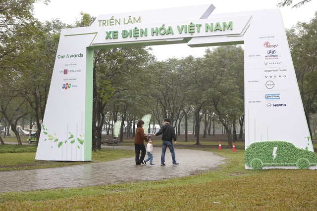 Cổng chào triển lãm xe điện hoá tại công viên Yên Sở.  Chính thức diễn ra Triển lãm Xe điện hoá đầu tiên tại Việt Nam