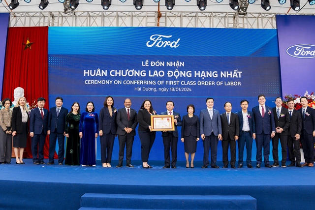 Bí thư Tỉnh uỷ tỉnh Hải Dương Trần Đức Thắng thừa uỷ quyền của Chủ tịch nước trao tặng Huân chương Lao động hạng Nhất cho đại diện tập đoàn Ford Motor và công ty Ford Việt Nam.