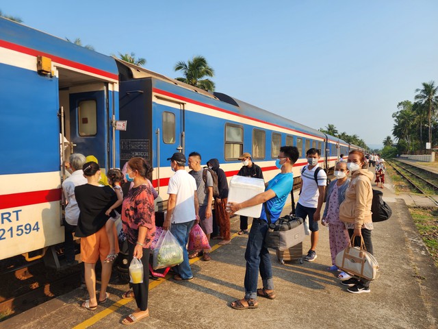 Ngành đường sắt bán thêm hơn 7.000 vé tàu tết Giáp Thìn 2024- Ảnh 1.