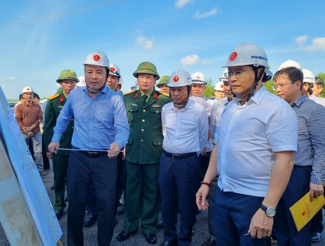 Bộ trưởng Bộ GTVT Nguyễn Văn Thắng kiểm tra dự án cao tốc Vạn Ninh - Cam Lộ- Ảnh 1.