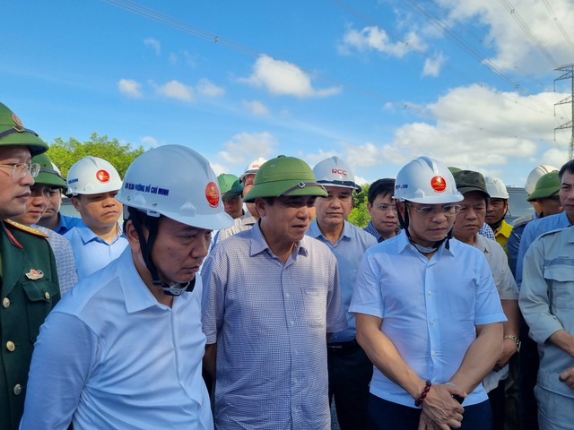 Bộ trưởng Bộ GTVT Nguyễn Văn Thắng kiểm tra dự án cao tốc Vạn Ninh - Cam Lộ- Ảnh 3.