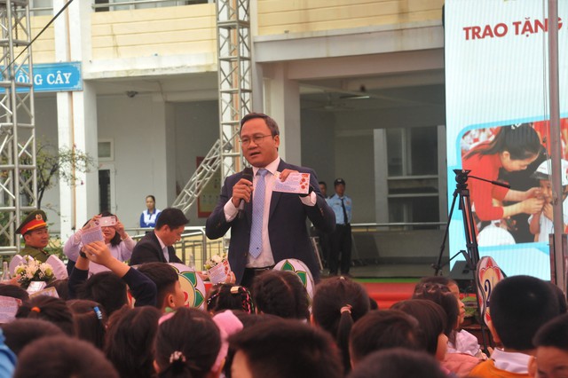 Trao tặng 2 triệu mũ bảo hiểm cho học sinh lớp 1 ở Quảng Nam- Ảnh 4.