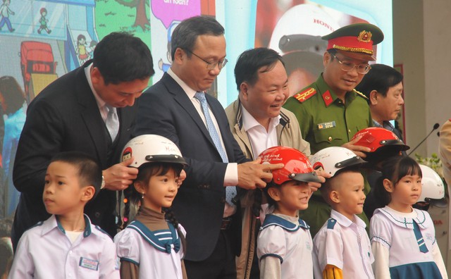 Trao tặng 2 triệu mũ bảo hiểm cho học sinh lớp 1 ở Quảng Nam- Ảnh 2.