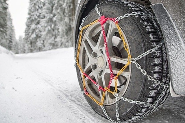 Lốp xe gắn xích sẽ đảm bảo khả năng bám đường trong điều kiện băng tuyết, trơn trượt.