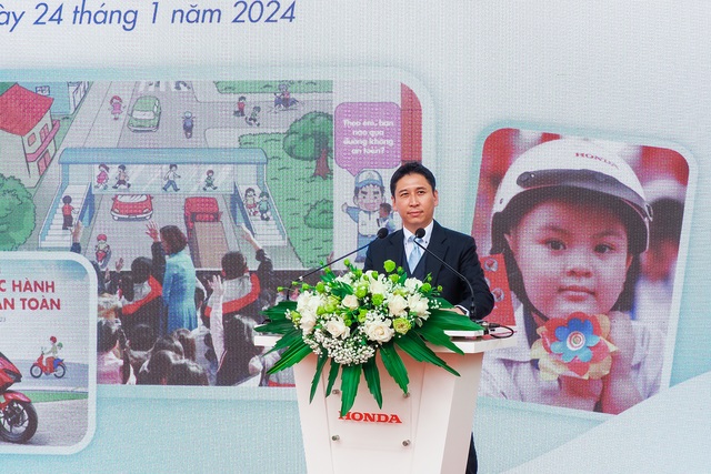 Ông Motofumi Marutani, Phó Tổng Giám đốc Công ty Honda Việt Nam, phát biểu tại buổi lễ phát động trao tặng mũ bảo hiểm cho học sinh lớp Một tại Quảng Nam.