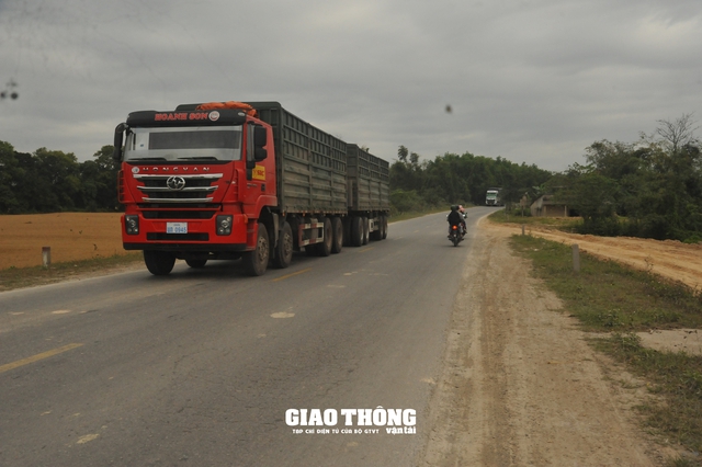 “Oằn lưng” gánh xe trọng tải lớn, tỉnh lộ ở Quảng Trị xuống cấp nghiêm trọng- Ảnh 9.