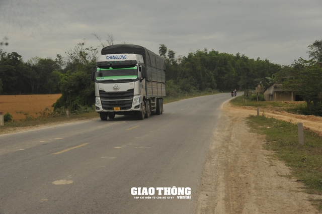 “Oằn lưng” gánh xe trọng tải lớn, tỉnh lộ ở Quảng Trị xuống cấp nghiêm trọng- Ảnh 8.