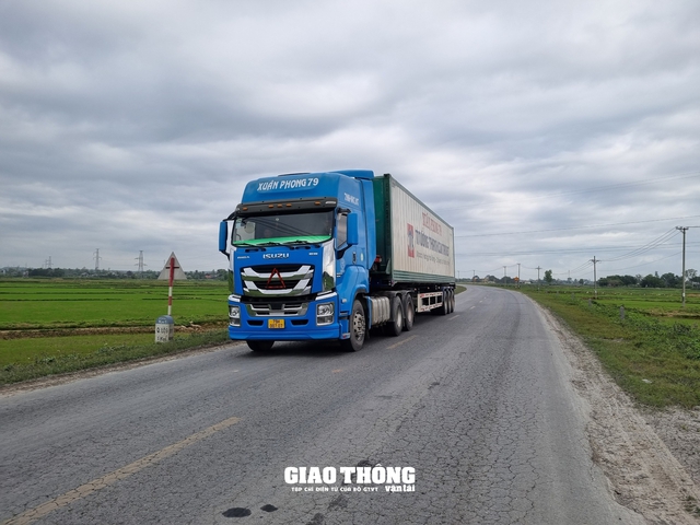 “Oằn lưng” gánh xe trọng tải lớn, tỉnh lộ ở Quảng Trị xuống cấp nghiêm trọng- Ảnh 4.