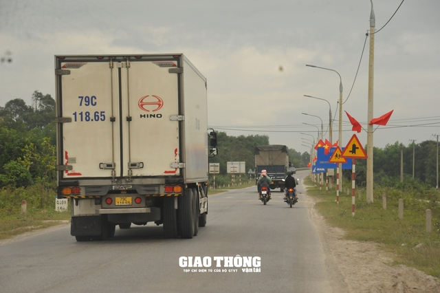 “Oằn lưng” gánh xe trọng tải lớn, tỉnh lộ ở Quảng Trị xuống cấp nghiêm trọng- Ảnh 2.