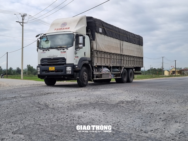 “Oằn lưng” gánh xe trọng tải lớn, tỉnh lộ ở Quảng Trị xuống cấp nghiêm trọng- Ảnh 1.