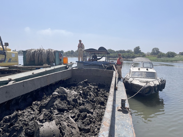 TP. HCM: Cảnh sát đường thuỷ bắt quả tang sà lan nạo vét bùn đất trái phép trên sông Tắc- Ảnh 2.