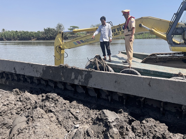 TP. HCM: Cảnh sát đường thuỷ bắt quả tang sà lan nạo vét bùn đất trái phép trên sông Tắc- Ảnh 3.