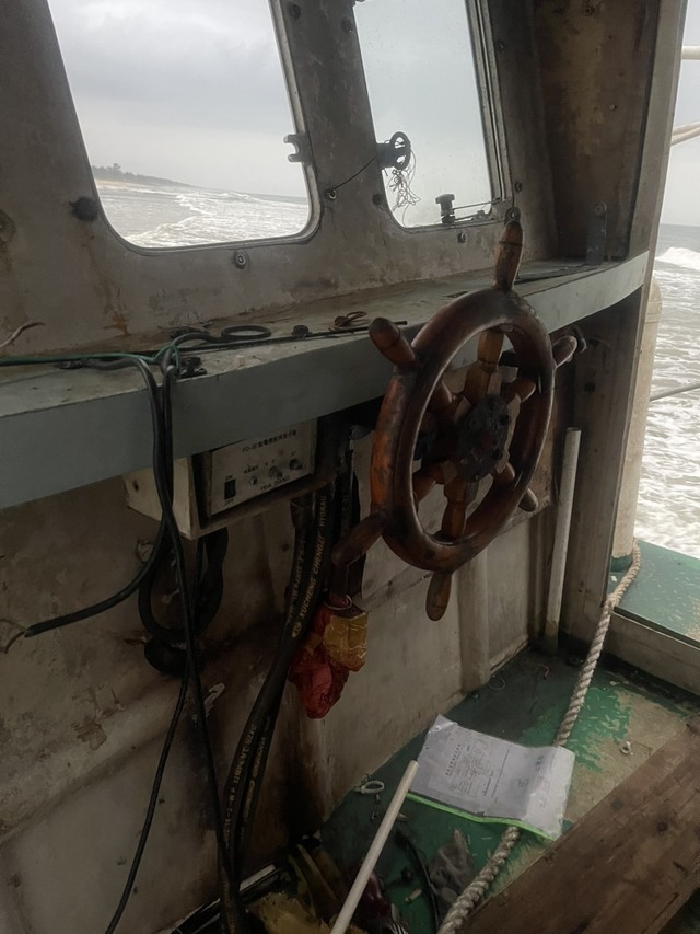 Cận cảnh tàu lạ ghi chữ nước ngoài trôi dạt vào bờ biển Quảng Trị- Ảnh 3.