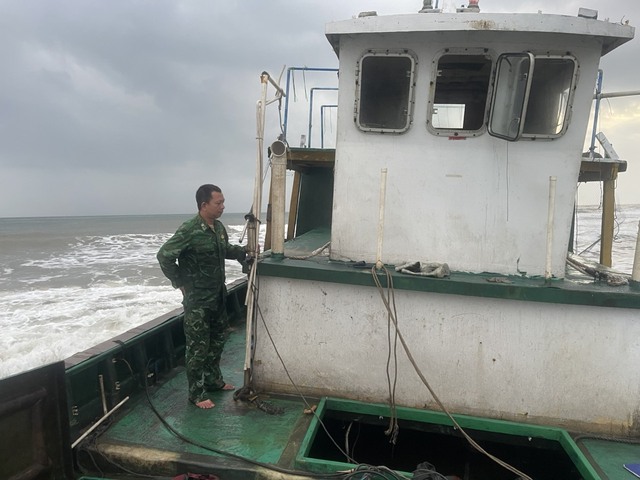 Cận cảnh tàu lạ ghi chữ nước ngoài trôi dạt vào bờ biển Quảng Trị- Ảnh 6.