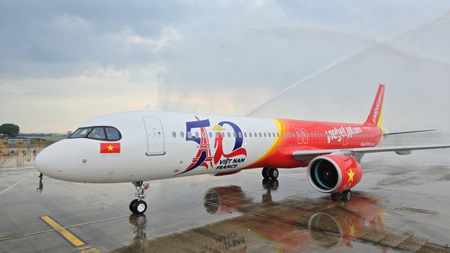 Tàu bay mang biểu tượng kỷ niệm 50 năm quan hệ ngoại giao Việt – Pháp đã về tới TP.HCM sau hành trình cảm xúc- Ảnh 1.