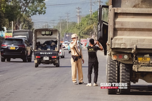 CSGT "đón lõng" xử lý xe quá tải, xe máy trên Đại lộ Thăng Long- Ảnh 1.