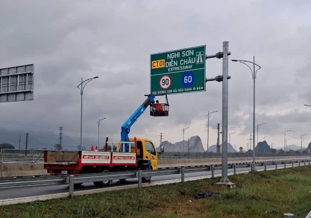 Xoá dòng chữ "đoạn đường bảo hành 10 năm" do doanh nghiệp tự thêm vào biển báo hiệu đường bộ là đúng- Ảnh 1.