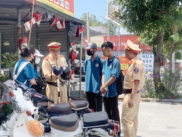 Quảng Ninh: Nhiều giải pháp tăng cường đảm bảo an toàn giao thông - Ảnh 1.