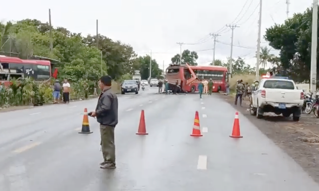 Bình Phước hai xe khách tông nhau trên Quốc lộ 14 khiến 3 người thương vong - Ảnh 3.