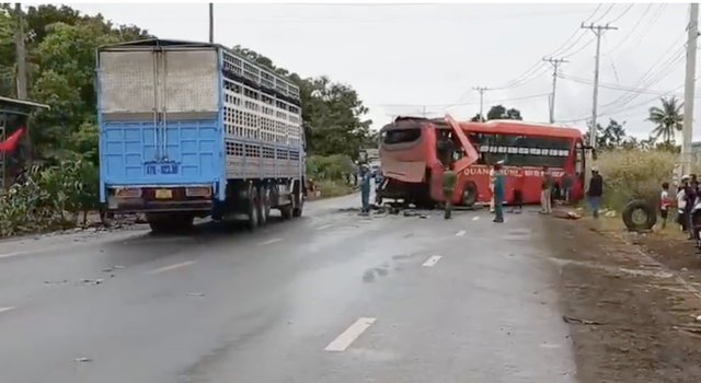 Bình Phước hai xe khách tông nhau trên Quốc lộ 14 khiến 3 người thương vong - Ảnh 2.