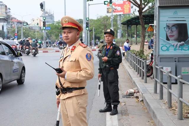 Cần mạnh tay hơn nữa với hành vi vượt đèn đỏ- Ảnh 2.