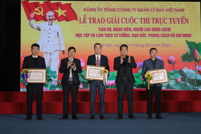 Trao giải cuộc thi "Cán bộ, đảng viên, người lao động VATM học tập, làm theo tư tưởng, đạo đức, phong cách Hồ Chí Minh"- Ảnh 1.