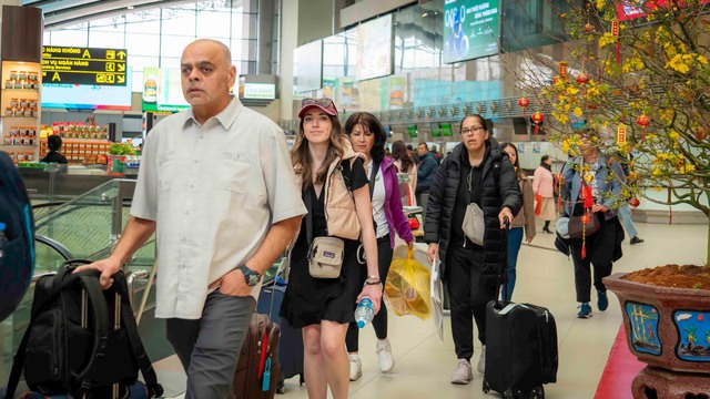 Cận cảnh hơn 550 nghìn lượt khách qua sân bay Nội Bài trong 7 ngày nghỉ Tết- Ảnh 1.