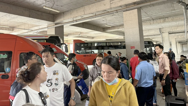 TP. HCM: Bến xe, nhà ga tấp nập hành khách, sân bay Tân Sơn Nhất lập kỷ lục đón gần 151.000 lượt khách- Ảnh 8.