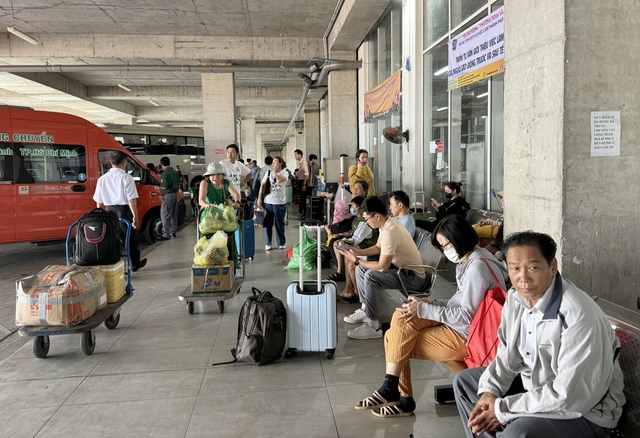 TP. HCM: Bến xe, nhà ga tấp nập hành khách, sân bay Tân Sơn Nhất lập kỷ lục đón gần 151.000 lượt khách- Ảnh 7.