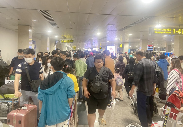 TP. HCM: Bến xe, nhà ga tấp nập hành khách, sân bay Tân Sơn Nhất lập kỷ lục đón gần 151.000 lượt khách- Ảnh 1.