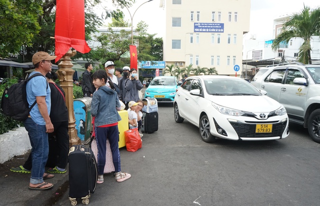 TP. HCM: Bến xe, nhà ga tấp nập hành khách, sân bay Tân Sơn Nhất lập kỷ lục đón gần 151.000 lượt khách- Ảnh 6.
